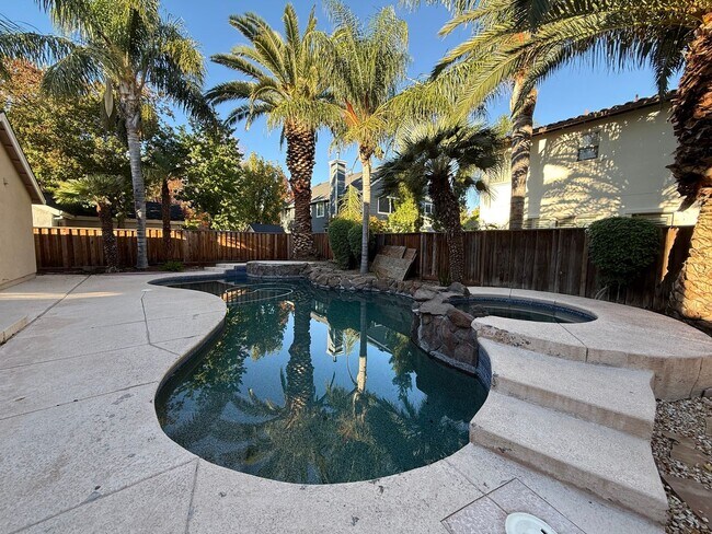 Building Photo - 5 bedrooms located in Redbridge Gated Community!