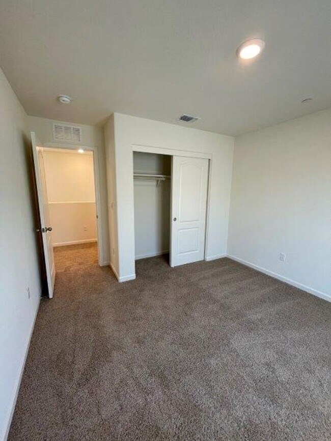 Building Photo - 5 Bedroom Close to Beale Air Force Base