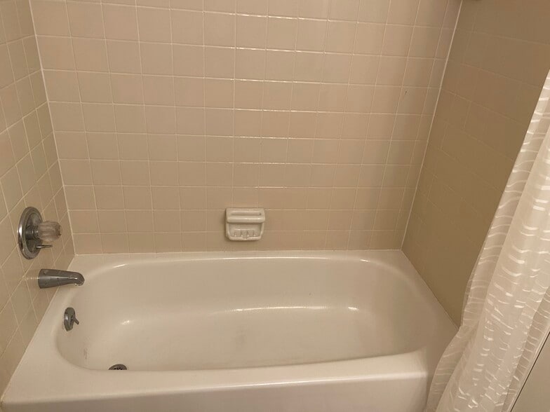Guest bath - 10939 Barrington Ct