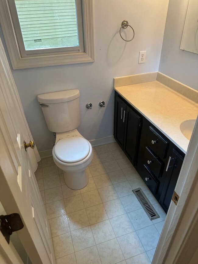 Building Photo - Great 3 bedroom two bath ranch home