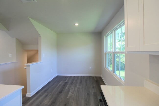Building Photo - Never-Lived-In Luxury: Modern 3-Level Living + Garage in Orchard Ridge