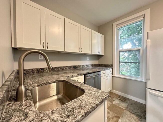 Building Photo - AVAILABLE MAY 2026 - 3 BED 1.5 BATH