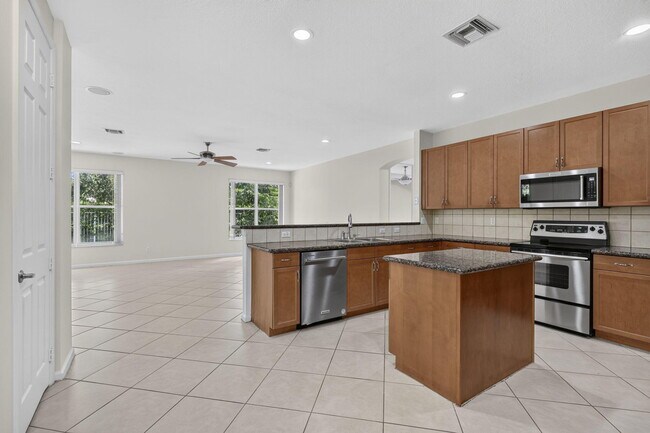 Building Photo - 9479 Sedgewood Dr