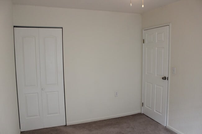 Building Photo - 2/1 Condo with screened porch and communit...