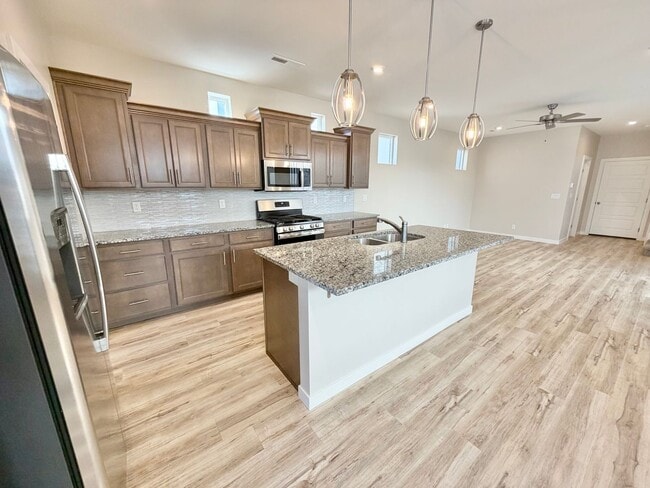 Building Photo - Beautiful 3 Bedroom Home In Desert Color!