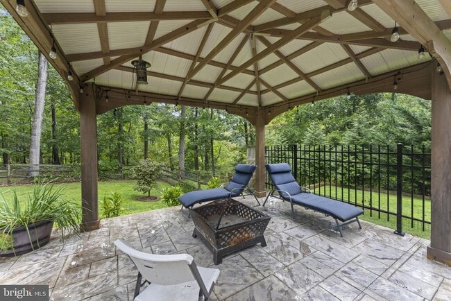 Building Photo - 901 Holly Creek Dr
