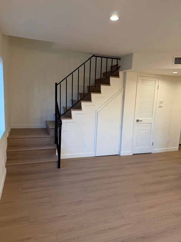 Building Photo - 7349 Balboa Blvd