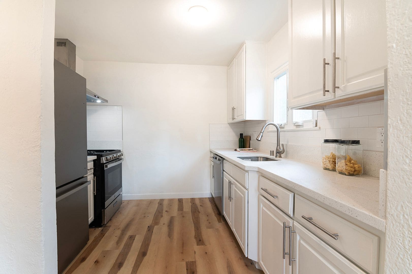 Building Photo - 15944 Hart St