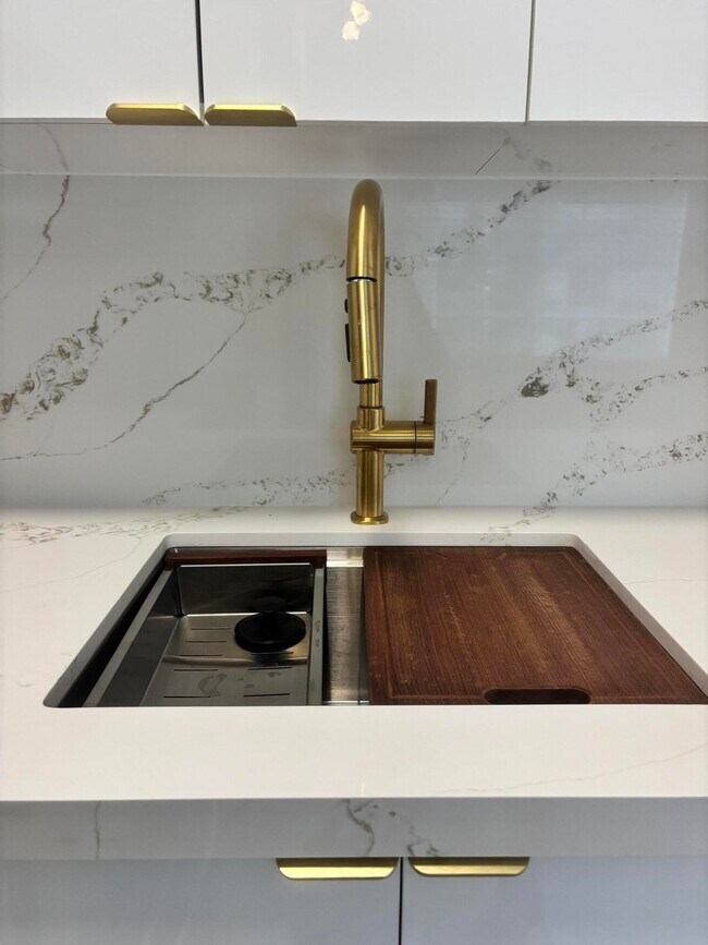 Building Photo - 924 SE 2nd St