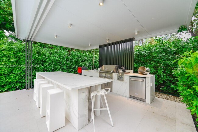 Building Photo - 7940 SW 58th Ct