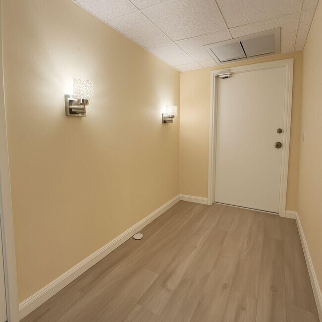 Building Photo - 3091 N Course Dr