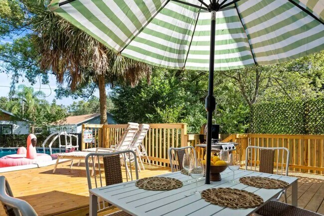 Building Photo - Completely furnished ready to live in just...
