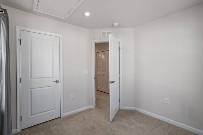 Building Photo - 915 Romeria Dr