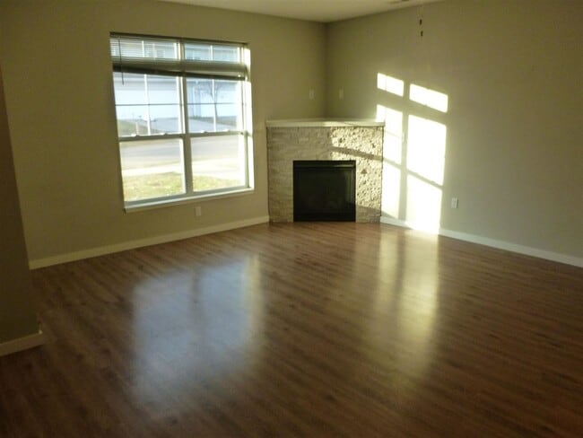 Building Photo - 1330 N Dodge St Ct