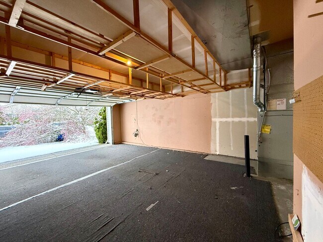 Building Photo - Bright Sammamish Home with Fully Fenced Yard