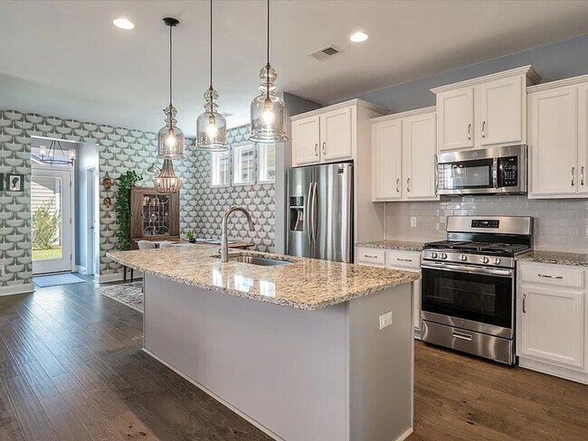 Building Photo - Bright & Beautiful Rental in Whitney Lake ...