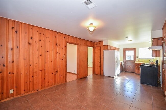 Building Photo - 6923 Cole Creek Dr