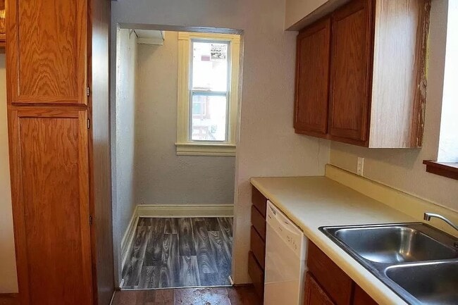 Building Photo - 910 Avenue B