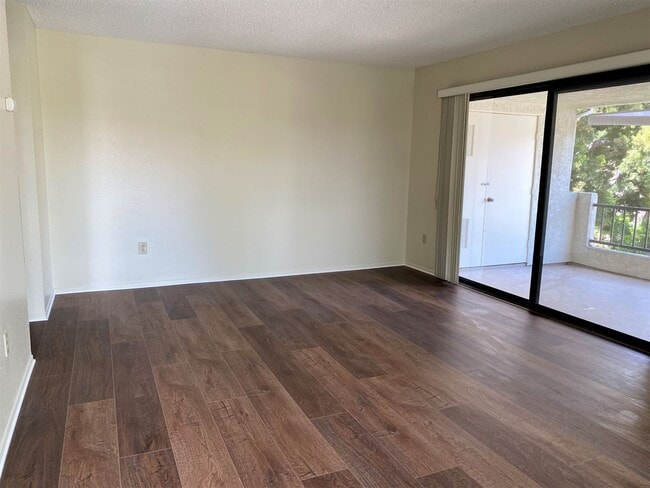 Building Photo - Mira Mesa Top Floor Dual Master Condo!