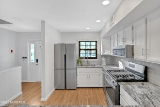 Building Photo - 51 Queens Way