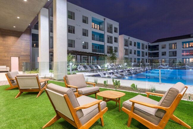 Building Photo - 2910 E 17th St