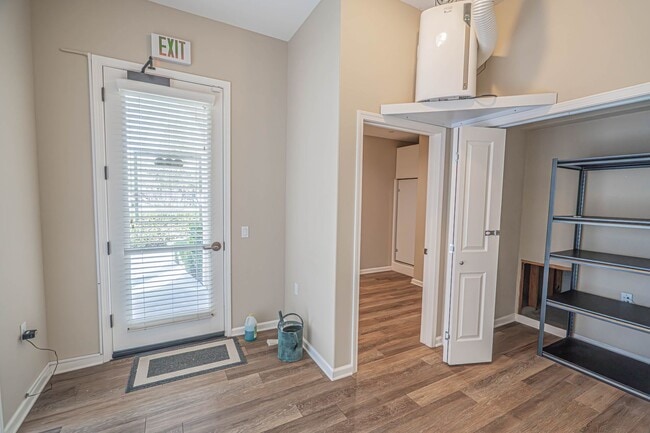 Building Photo - Unique 4-Bedroom, 3-story Live/Work Townhouse in the lushly landscaped Villa Metro Community!