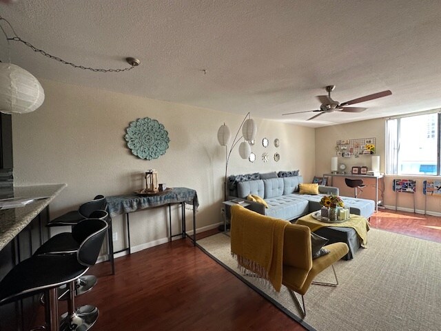 Living room - 1140 E Ocean Blvd