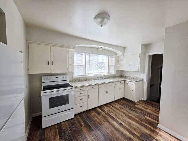 Building Photo - 1710 S Higbee Ave