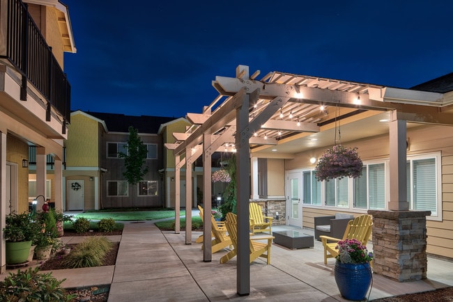 Clubhouse Pergola - Four Seasons Central