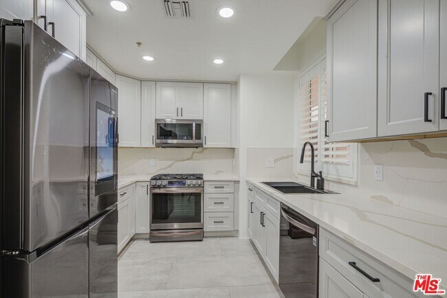 Building Photo - 1444 S Point View St