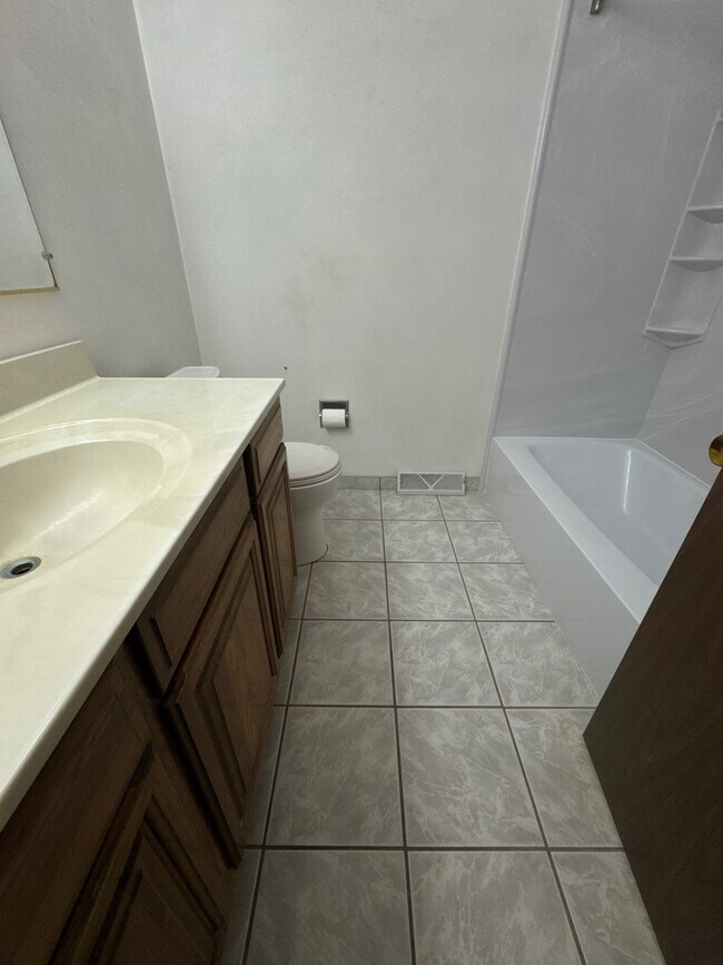 Building Photo - 1704 Twinbrook Dr