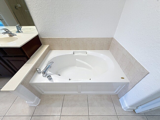 Building Photo - Beautiful 3 Beds and 2.5 Baths townhome with 2 car garage in Stonebridge Commons!
