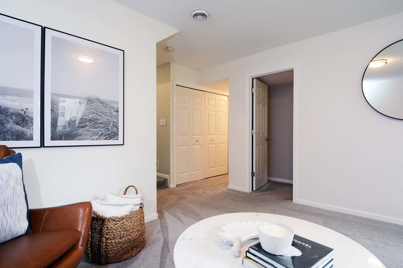 Building Photo - 10511 Pond Curv