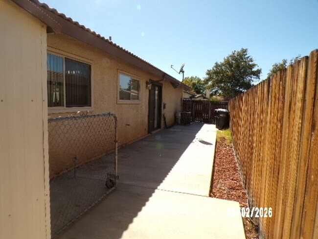 Building Photo - 43702 La Paz Ln