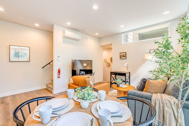 Building Photo - 1600 S Washington St