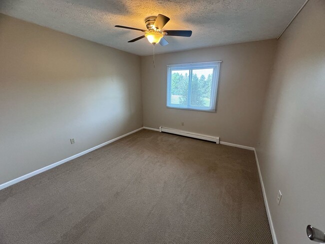 Building Photo - 3 BEDROOM CONDO WITH A 1 CAR GARAGE AND INCLUDES UTILITIES!