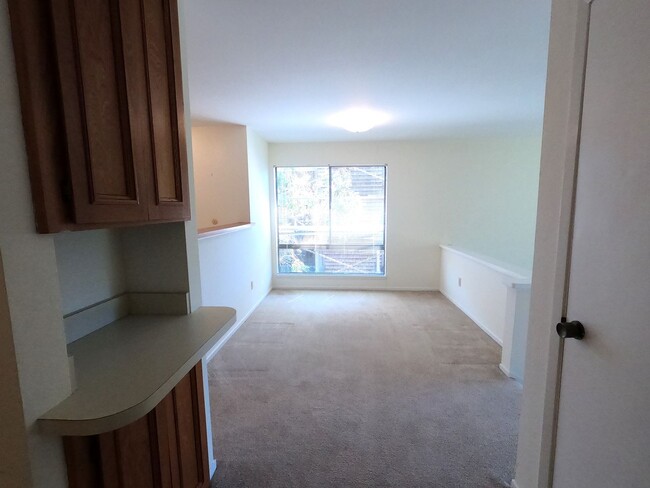 Building Photo - LARGE ONE BEDROOM END UNIT CONDO IN SHELTE...