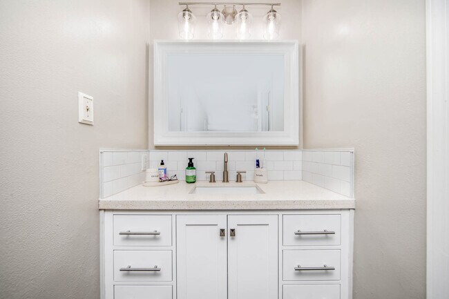Building Photo - 2713 Leabrook Dr
