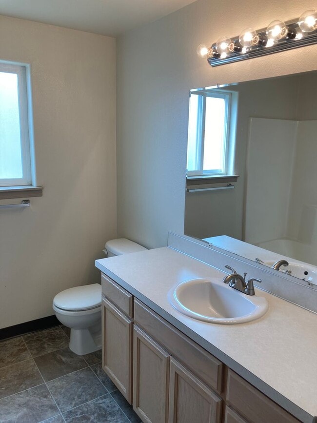 Building Photo - Three Bedroom Duplex in Keizer, Landcaping...