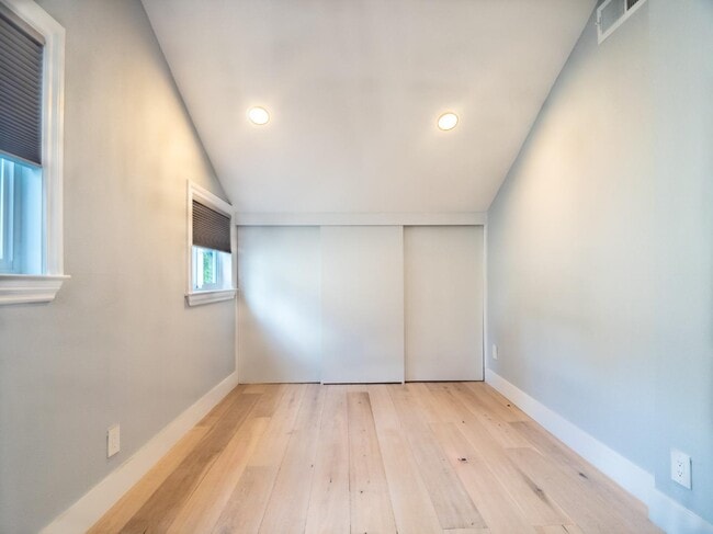Building Photo - 1435 Edgehill Dr