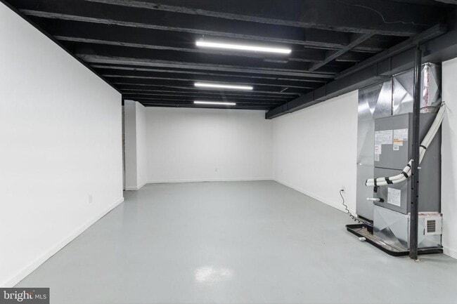 Building Photo - 2724 E Somerset St