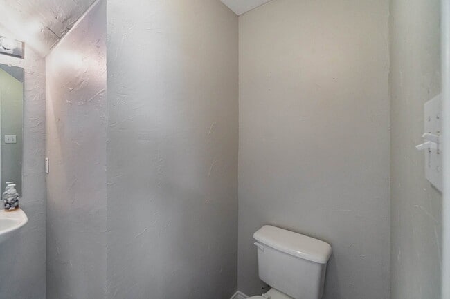 Building Photo - 4956 Thorn Hollow Dr