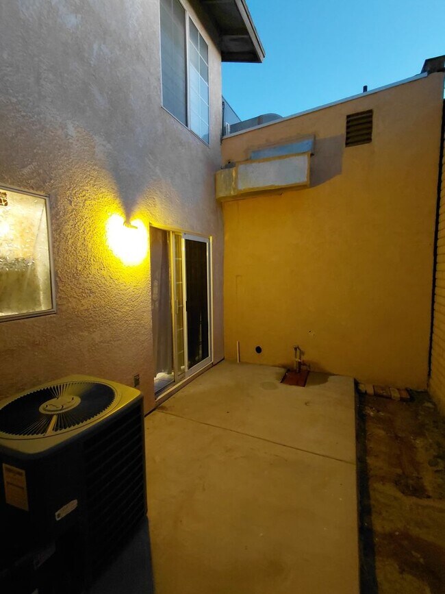 Building Photo - Move-In Ready 2-Story Apartment for Rent!