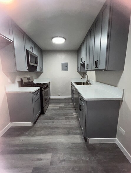 Building Photo - 10831 Fruitland Dr