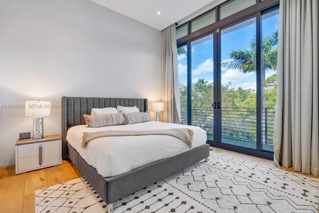 Building Photo - 2700 NE 18th St