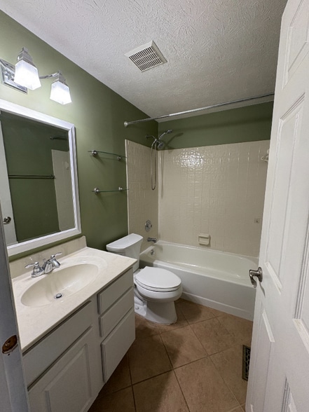 Building Photo - 784 Woodlyn Dr S
