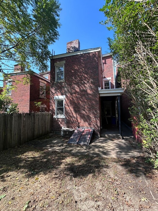 Building Photo - 5 Bedroom 1.5 Bath Home| Brighton Heights ...