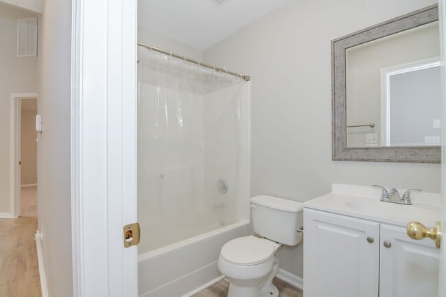 Building Photo - 3 Bedroom 2 Bath Townhouse With Garage