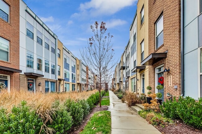 Building Photo - Contemporary 4 bedroom, 3.5 bath Open Concept Townhome!