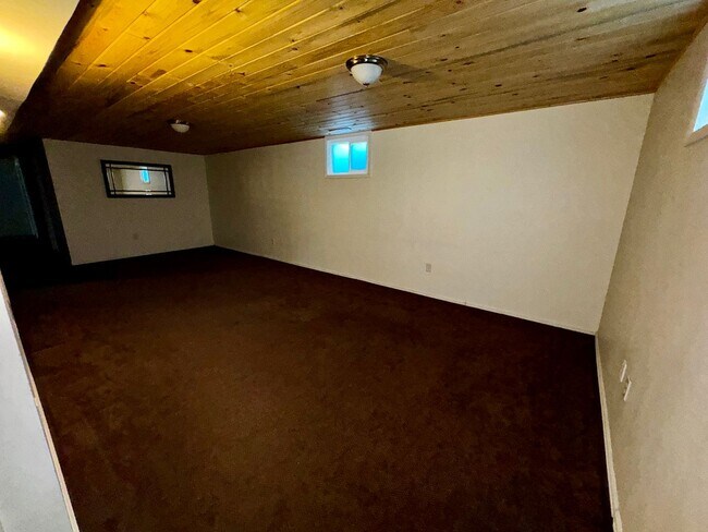 Building Photo - Clean 5 Bedroom Ranch in NW Fort Collins